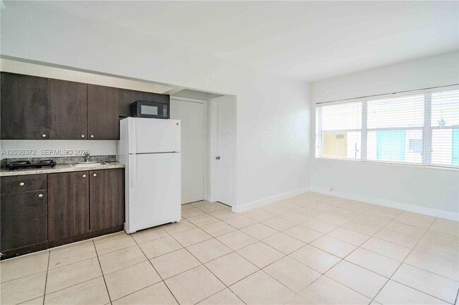Foto del edificio - 8315 Byron Ave