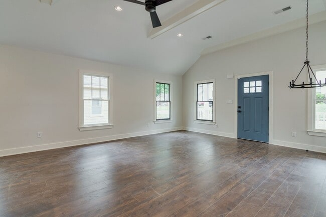 Building Photo - Gorgeous 3 Bedroom Cottage Style Home