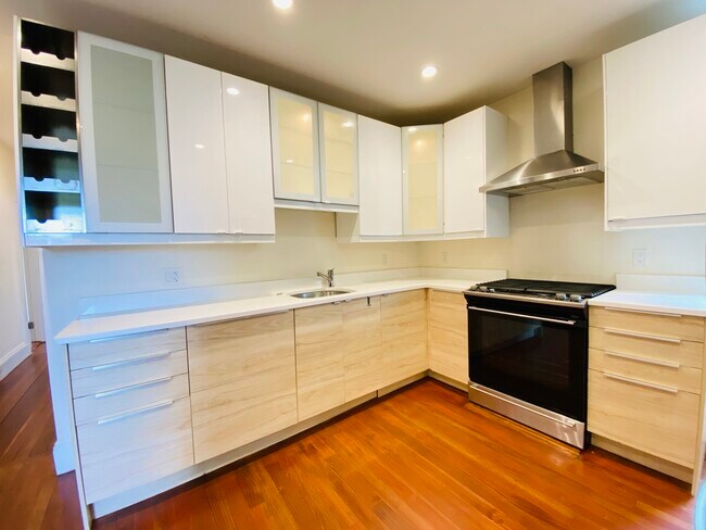 Foto del edificio - 692 Columbia Rd