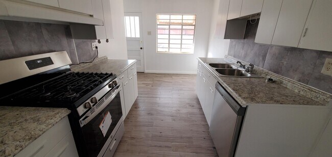 Building Photo - 323 San Saba Rd