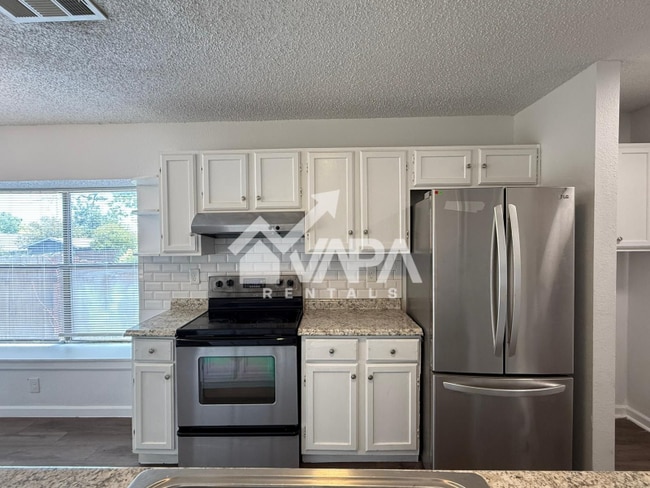 Building Photo - 826 Thrasher Dr