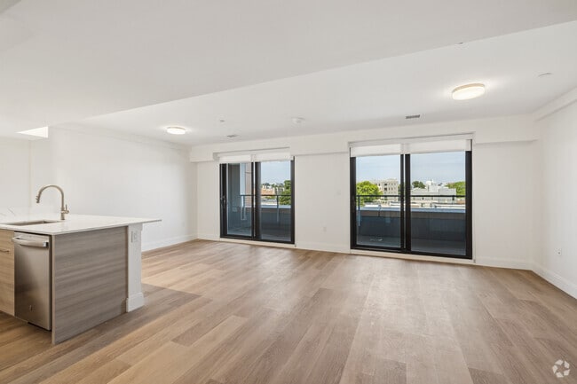 2BR, 2.5BA - 1,300SF - Dining Room - Atrium On Commonwealth