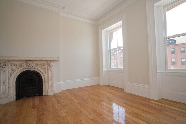 Foto del edificio - Beautifully updated, pet friendly 3 bed unit in the South End!