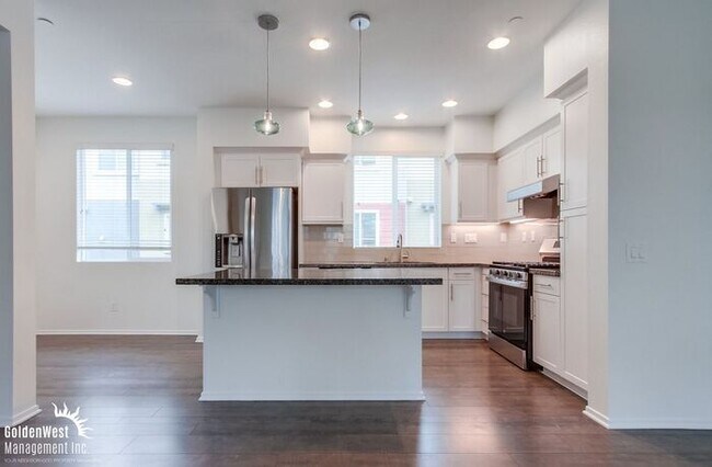 Foto del edificio - Stylish 3Bdm 4Ba Townhome in Escondido!