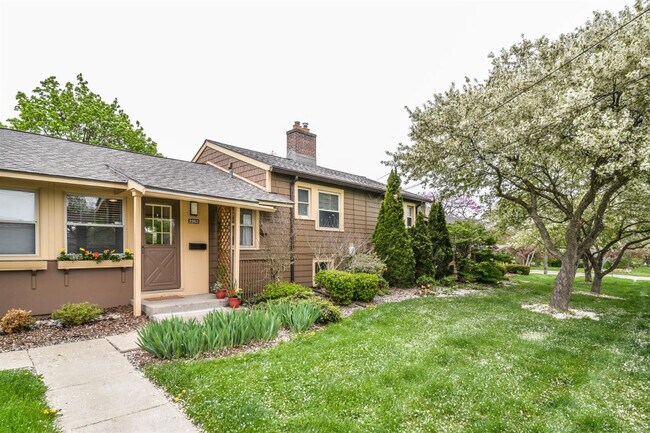 Foto del edificio - 2263 Parkwood Ave