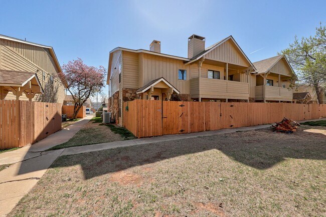 Building Photo - Spacious 2BD/2.5BTH Home Minutes away from...