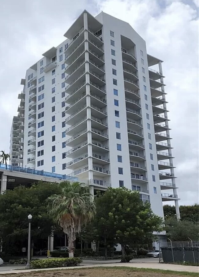 Foto del edificio - 10 SW South River Dr