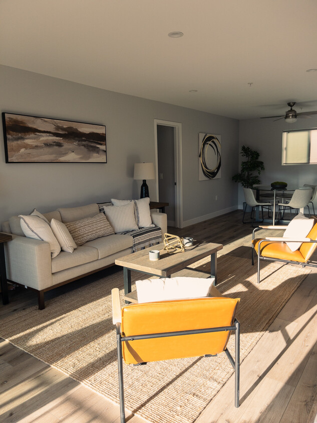 Living room - 6435 Kanan Dume Rd