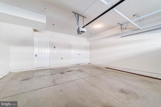 Building Photo - 705 River Mist Dr