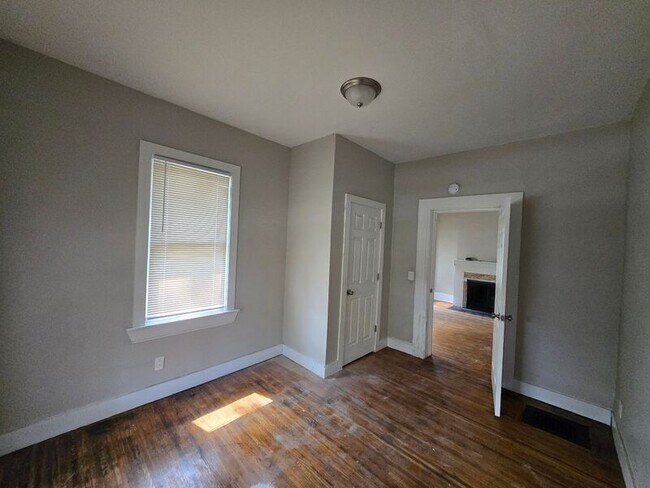 Building Photo - 641 N Goodman St