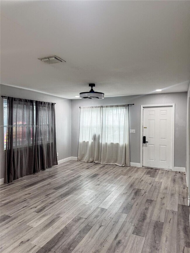 Foto del edificio - 4710 SW 18th St