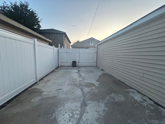 Building Photo - 1709 N 40th Ave