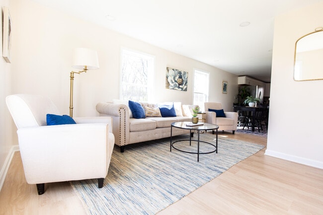 Building Photo - 942 Hawkins - Cummins Rd