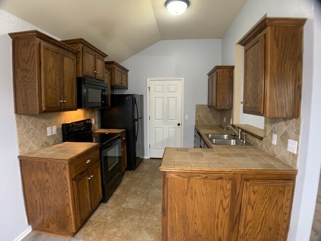 Foto del edificio - 3 Bed 2 Bath Home in Yukon with a Storm sh...
