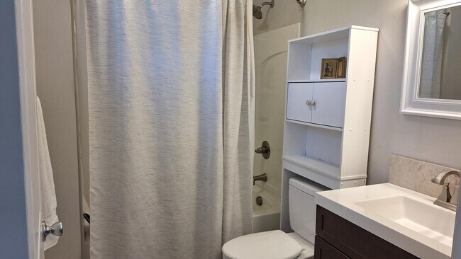 Foto del edificio - 23 E Second St - Apartment 2