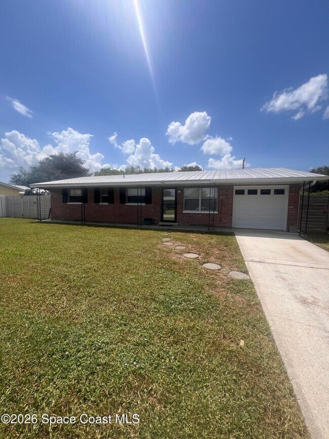 Building Photo - 2407 Lakeview Dr