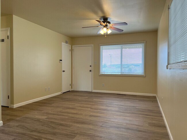 Foto del edificio - NEWLY UPDATED RANCH HOME WITH CARPORT.