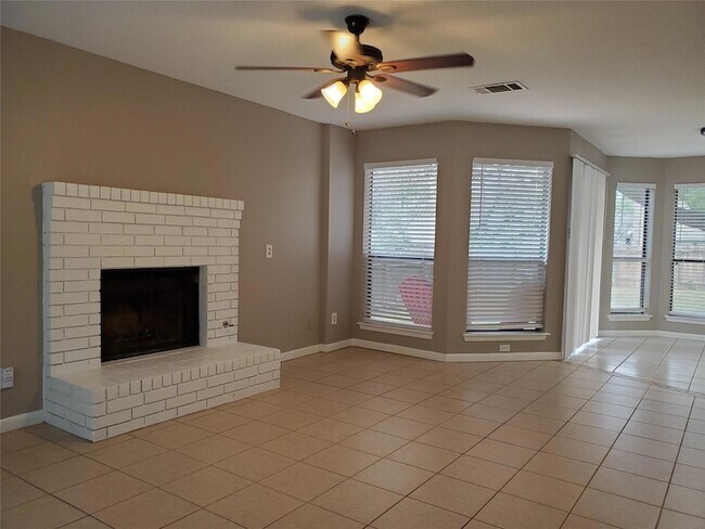 Building Photo - 9008 Sanger Dr
