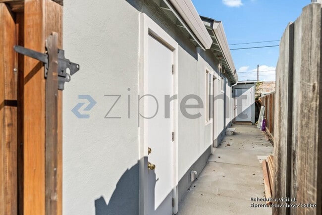Building Photo - Unit 2