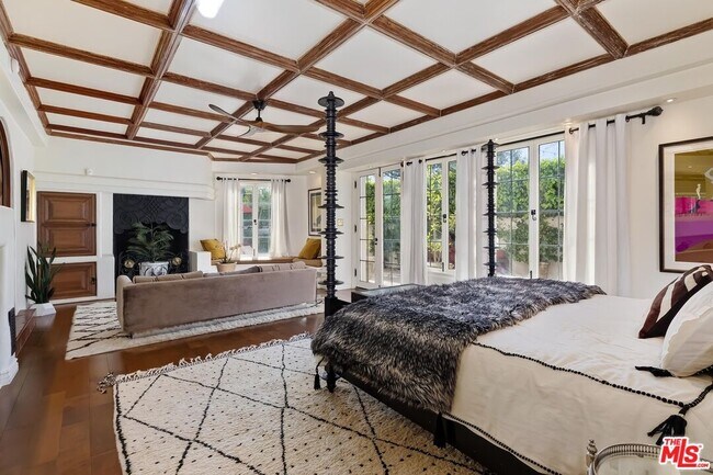 Foto del edificio - 3351 N Knoll Dr