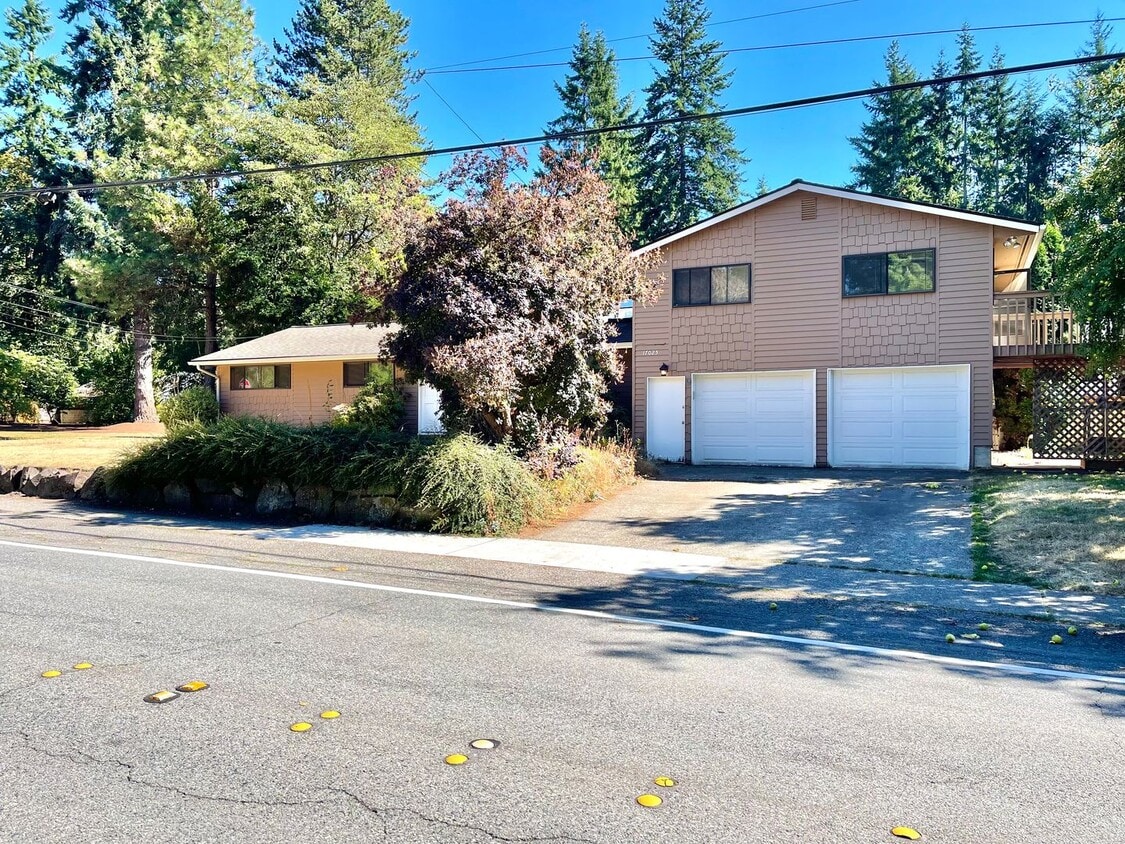 Spacious 4-Bedroom Home on Corner Lot in E... - Spacious 4-Bedroom Home on Corner Lot in E...