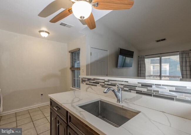 Foto del edificio - 8617 Beekman Pl