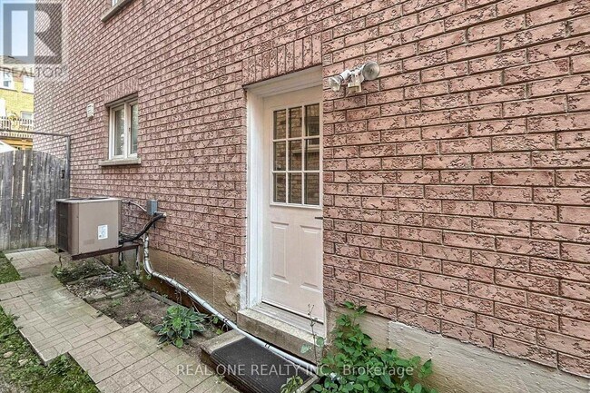 Building Photo - 64 Sassafras Cir