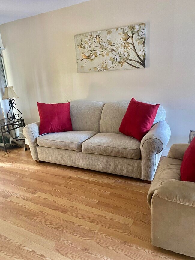 Building Photo - 8 Golfs Edge