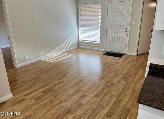 Foto del edificio - 8161 N 107th Ave