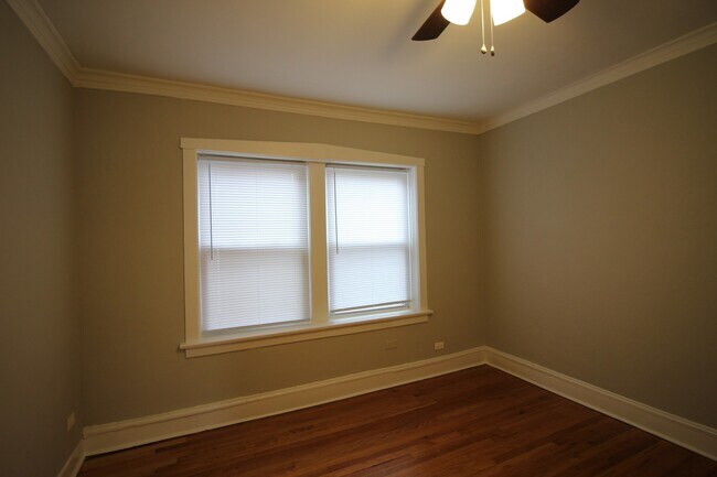 Foto del edificio - 3 Bed / 1 Bath Beautiful Rehabbed Apartment in Hermosa near Fullerton Bus, Restaurants & Shopping...
