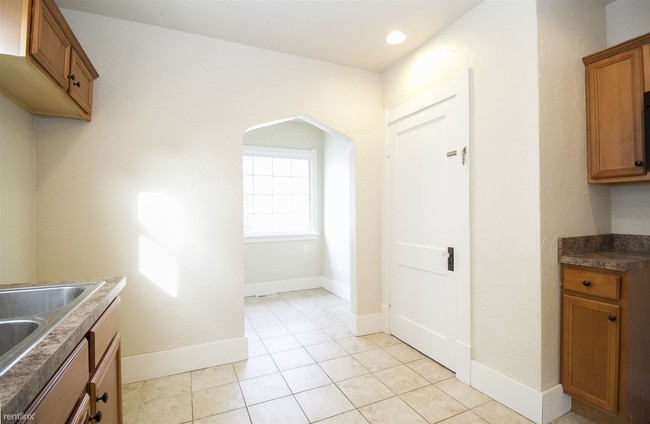 Building Photo - 901 W Gramercy Ave