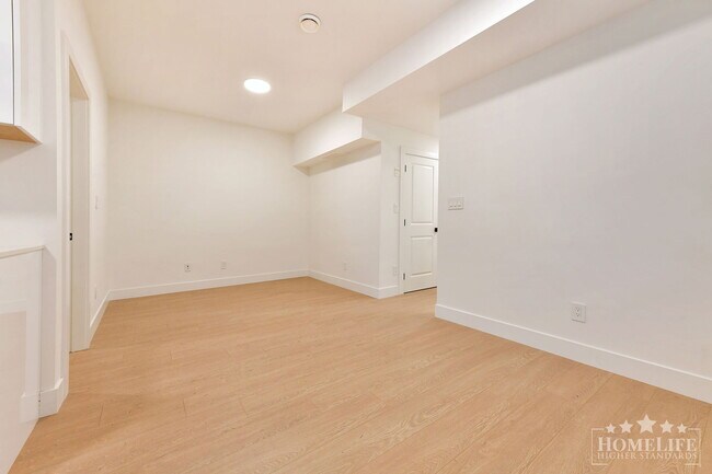 Photo du bâtiment - Brand New 2 Bedroom + Den Basement Suite in Desirable South Surrey