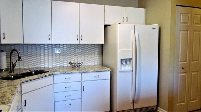 Building Photo - 1542 E Chivalry Ct