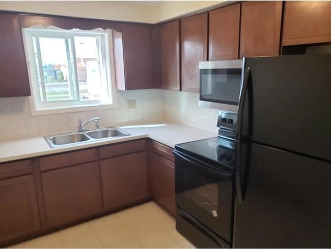 Building Photo - 320 Meadow Dr
