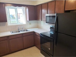 Building Photo - 320 Meadow Dr
