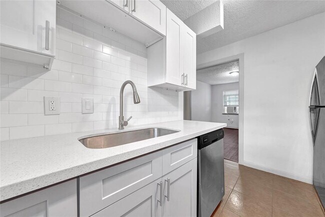 Building Photo - 2505 Delano St