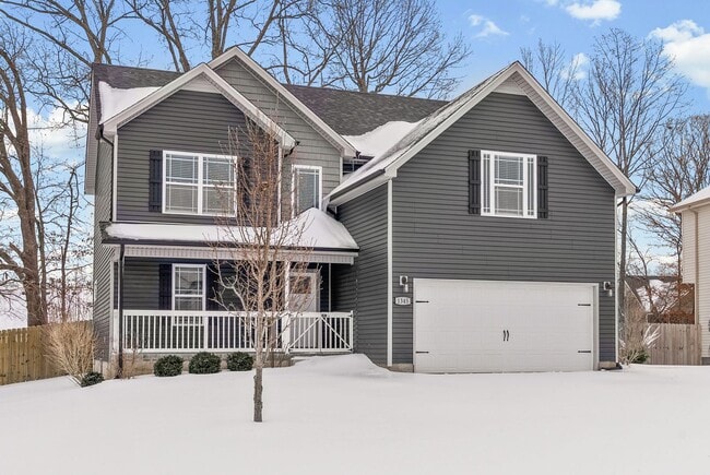 Building Photo - Pet Friendly Three Bedroom with Bonus!