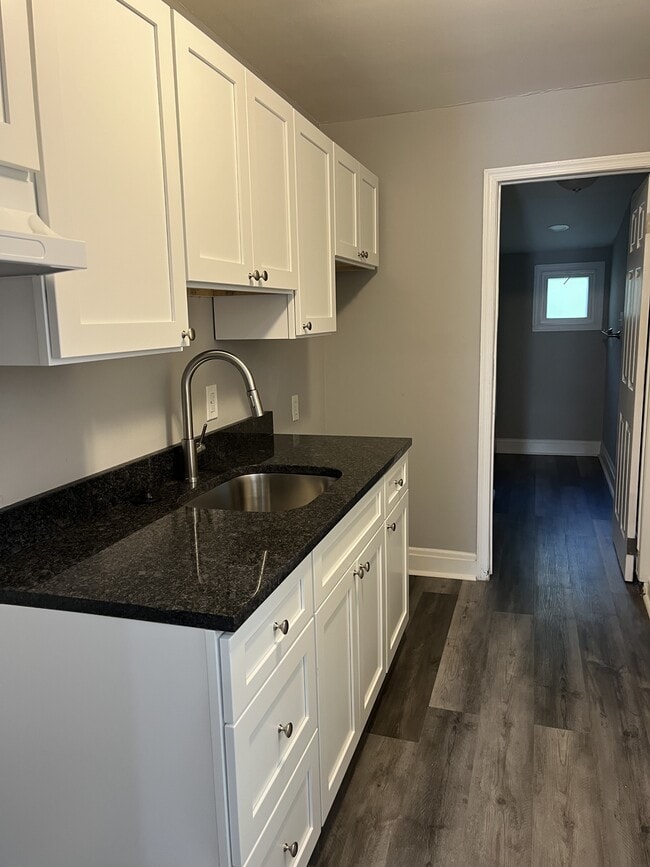 Building Photo - 324 E 11th St