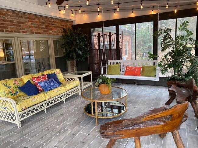 Un refugio vespertino bajo luces brillantes, donde la vista de tu oasis es la protagonista. - 5460 Scofield Rd