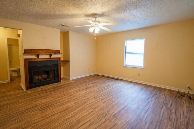 Foto del edificio - 1500 Twin Lakes Cir
