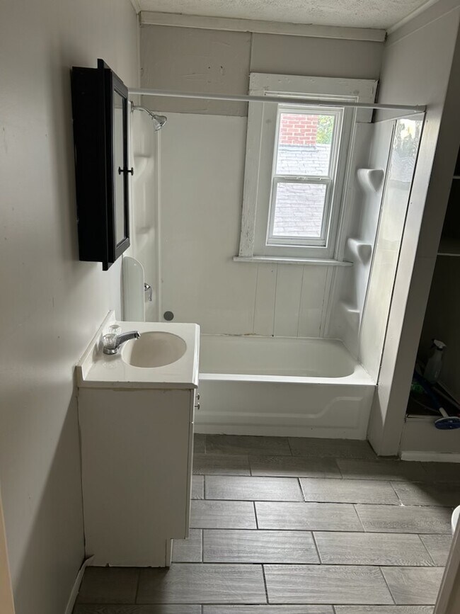 Building Photo - 1626 Lawton Ave