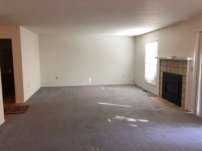 Foto del edificio - 1304 Foothill Dr