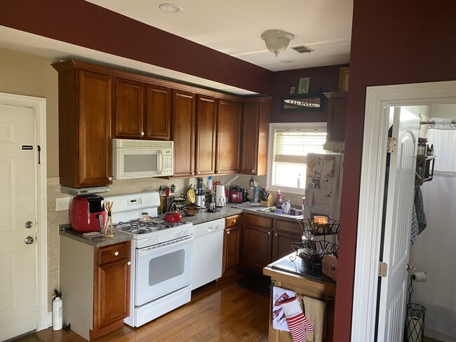 Kitchen - 360 Cliff Rd