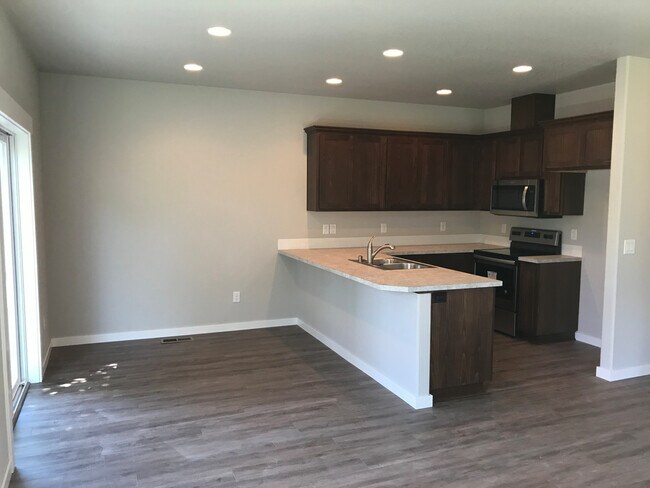 Foto del edificio - NEWER 3-BEDROOM TOWN-HOME WITH A/C FOR REN...
