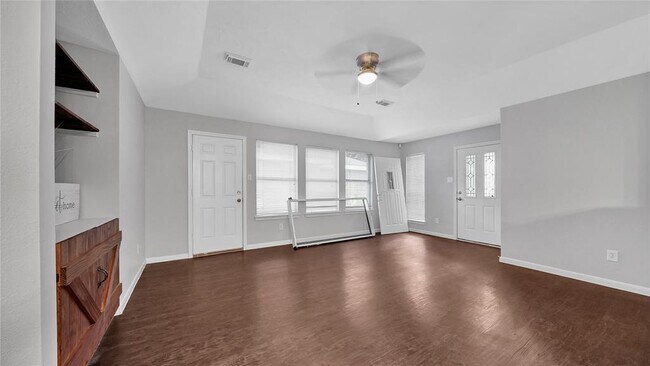 Sala de estar con pisos actualizados de fácil mantenimiento. - 5023 Deer Point Dr