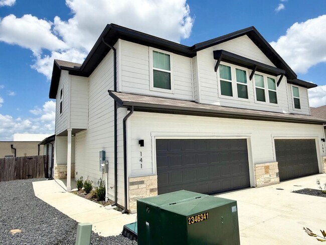 Foto del edificio - Large newly constructed luxury townhome