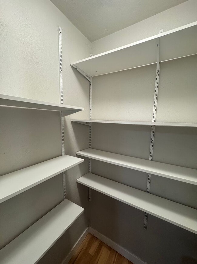 Building Photo - 3 BED 2 BATH IN REDDING