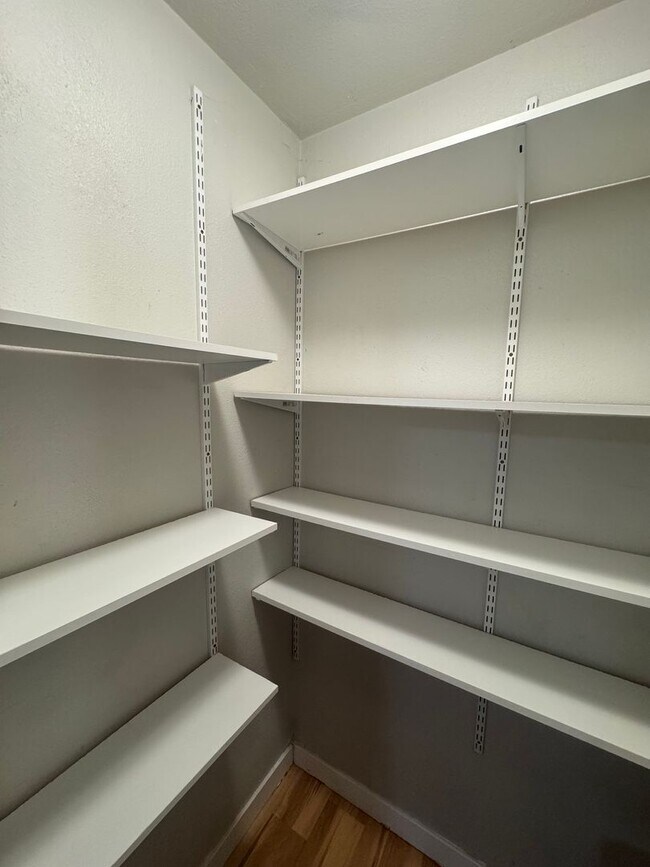 Foto del edificio - 3 BED 2 BATH IN REDDING