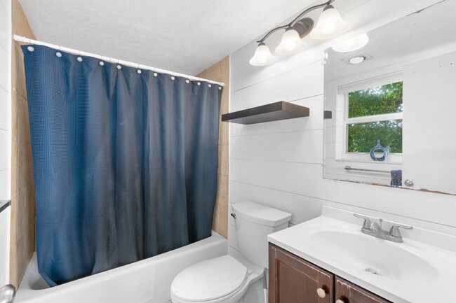 Foto del edificio - 1101 Crystal Lake Dr