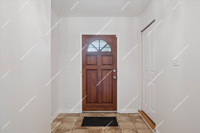 Building Photo - Rare Rental! Beautiful 1900 sq ft 3-bedroo...